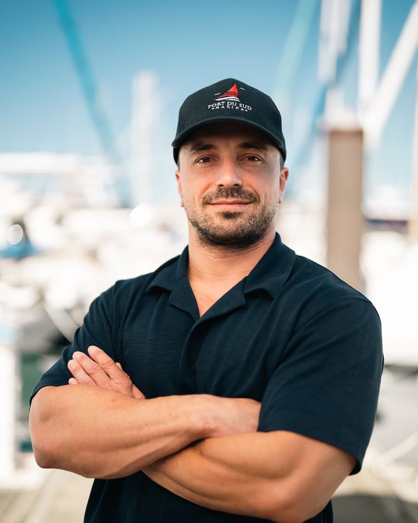 Un membre de l'équipe de la marina Port du Sud sur les pontons
