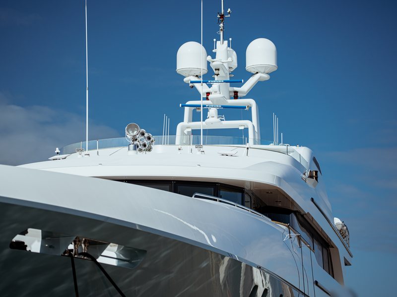 Mât radar et dômes satellites d'un grand yacht à moteur amarré à la marina Port du Sud