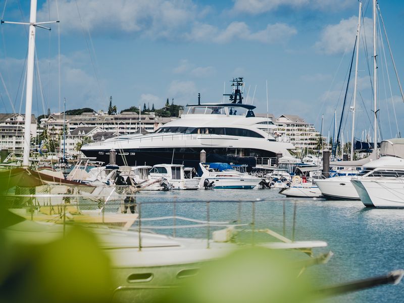 Yacht à moteur amarré parmi les voiliers de la marina Port du Sud