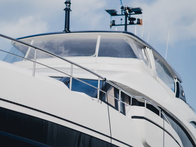 Étrave d'un yacht à moteur amarré à la marina Port du Sud