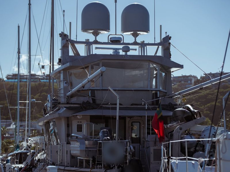 Poupe d'un yacht d'expédition amarré au ponton visiteurs de la marina Port du Sud