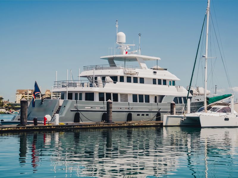 Grand yacht amarré le long du ponton visiteurs de la marina Port du Sud, à Nouméa