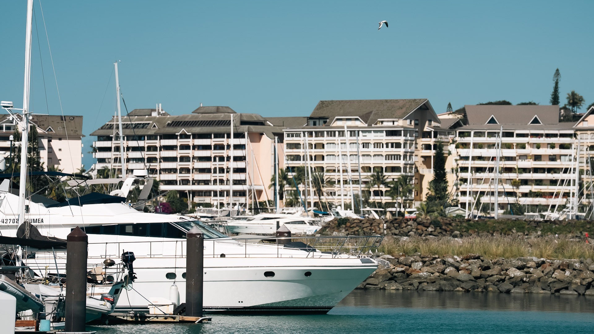 Superyachts welcome : capabilities, dedicated services, and premium arrival routines